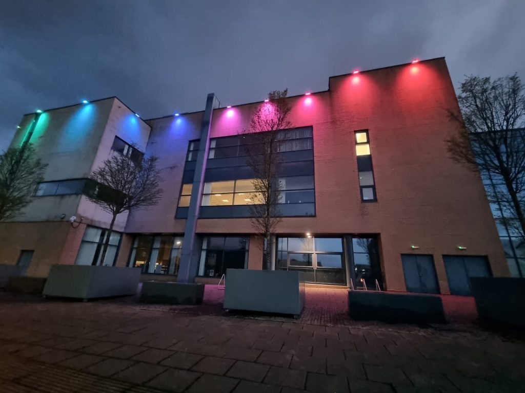 LED lights are installed on Tweedie Hall in Linwood Renfrewshire News