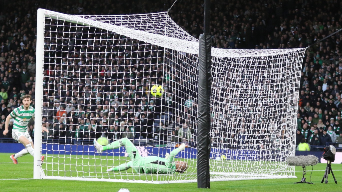 St Mirren go 1–0 up as Marcus Fraser's header beats the Celtic keeper.