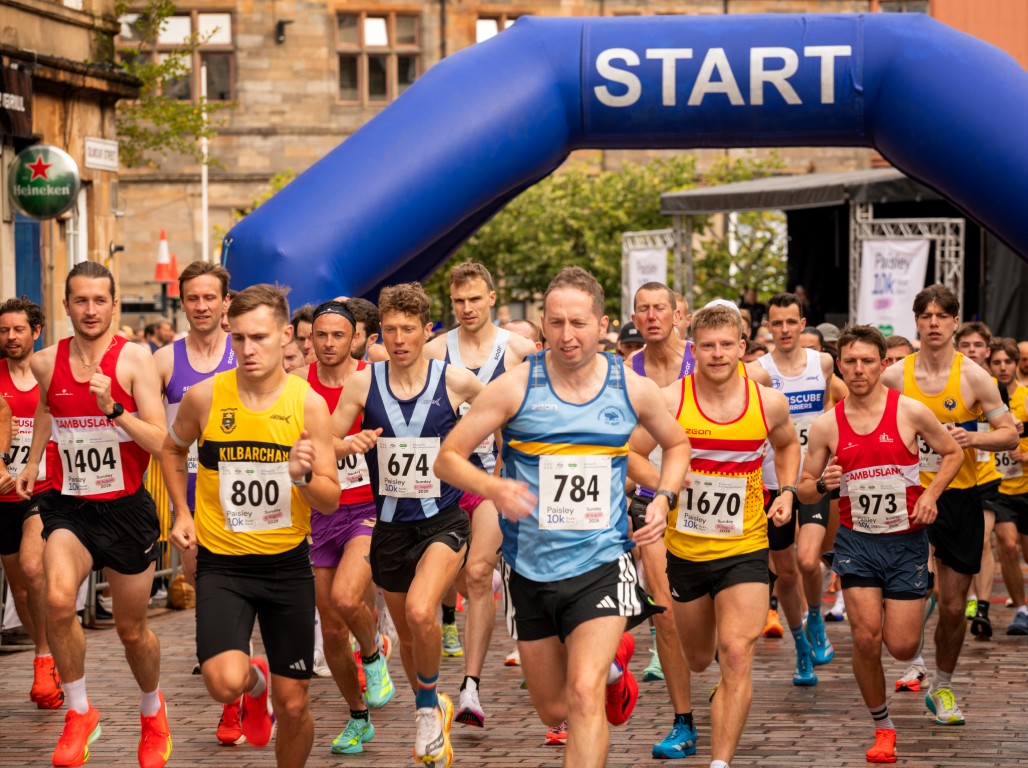 Paisley 10k leading runners at start 2026