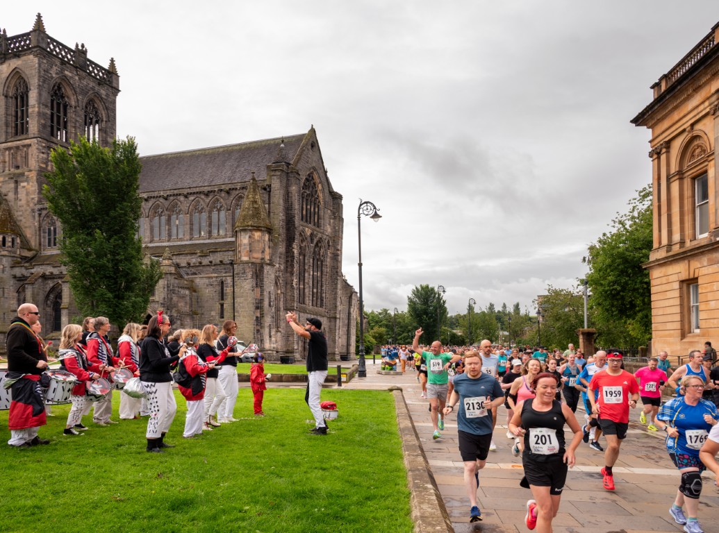 Paisley 10k runners near Paisley Abbey